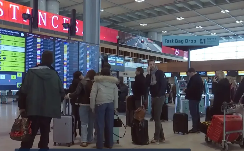Berlin Havalimanı buzlanma nedeniyle tüm uçuşlara kapatıldı