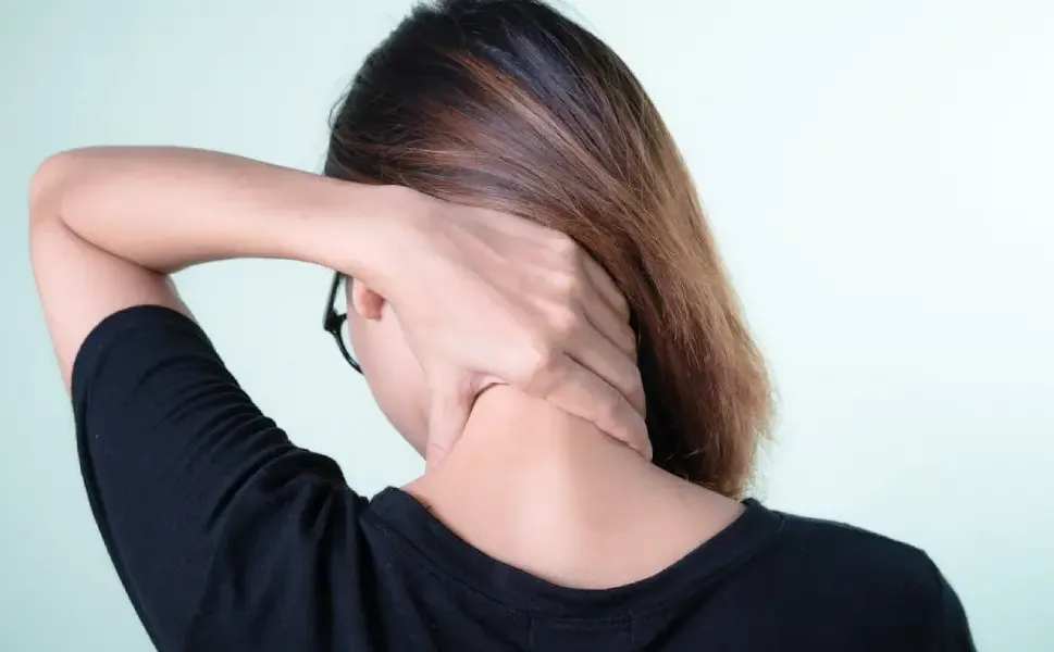 Boynunu kütletmek isterken felç geçirdi