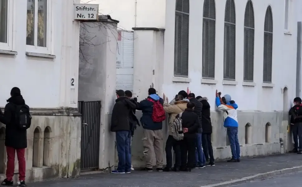 Almanya’da polis camiye operasyon düzenledi
