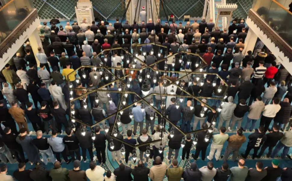 Hollanda’da ilk teravih namazında camiler doldu taştı