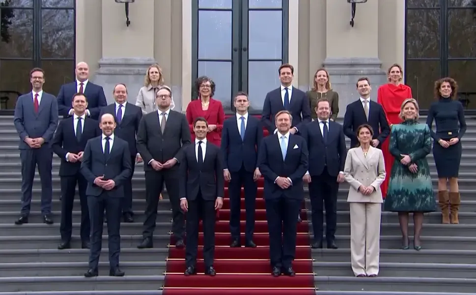 Hollanda’da D66, VVD ve CDA’dan oluşan azınlık hükümeti göreve başladı