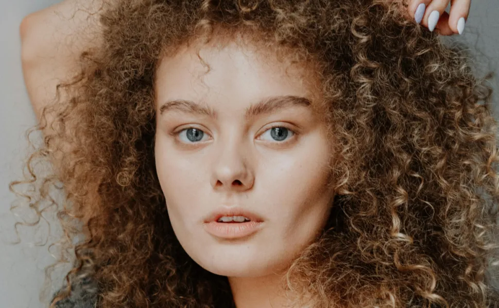 Kıvırcık saçta sönük buklelerin nedeni yanlış şampuan olabilir