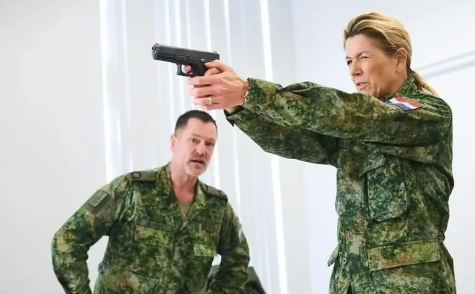 Kraliçe Máxima yedek askerlik için Hollanda ordusunda eğitim alıyor