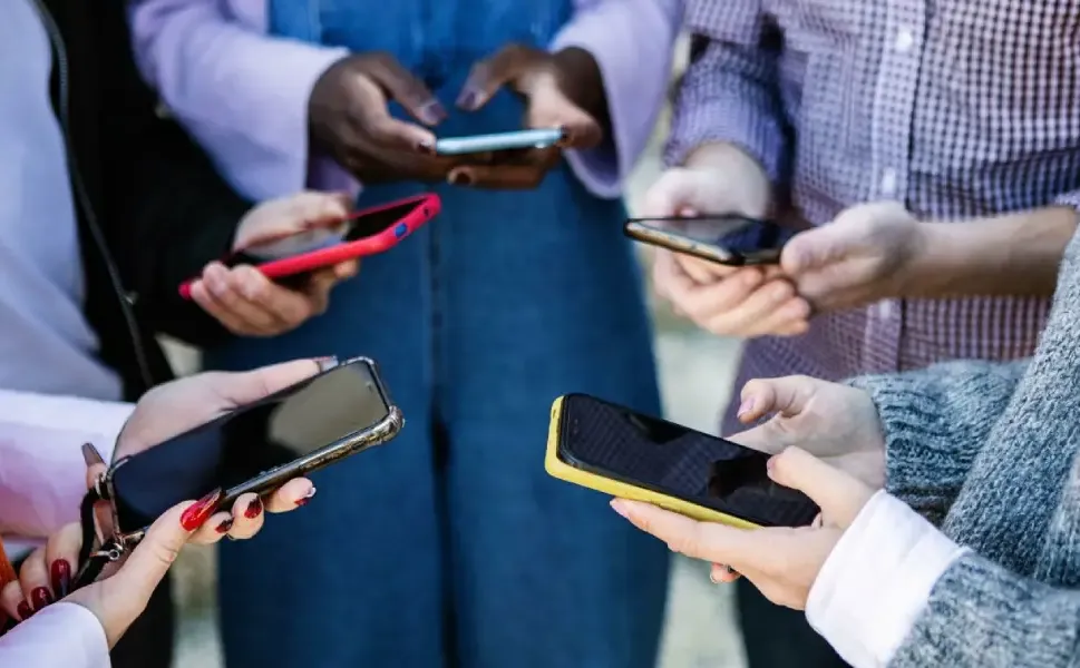 2026’nın en popüler telefonu Apple mı Samsung mu?