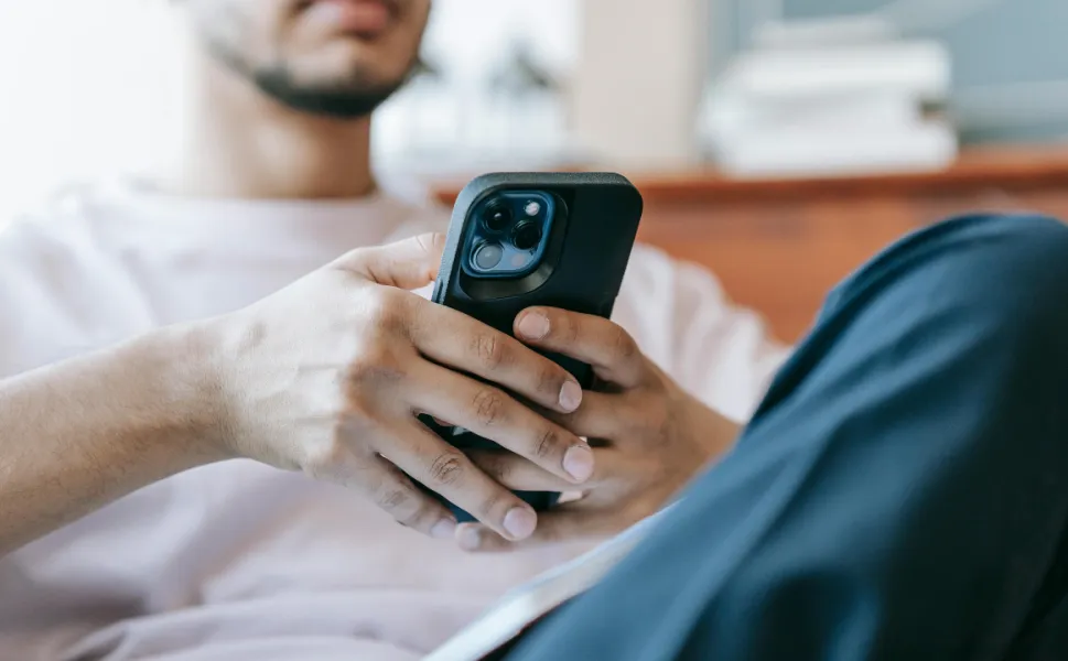 Uzun süreli telefon kullanımı boyun ve omurga sağlığını tehdit ediyor