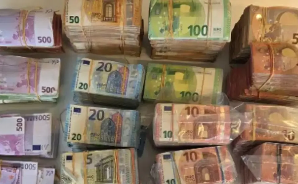 Hollanda’da bir eve yapılan baskında 700 bin euro nakit para ele geçirildi