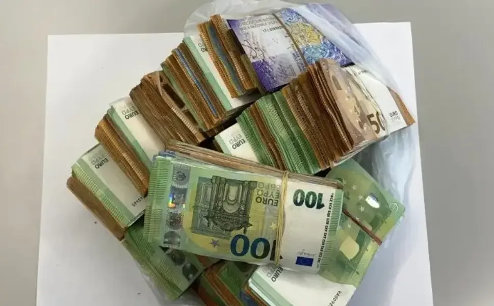 Almanya’dan Avusturya’ya giden yolcunun valizinde 150 bin euro bulundu