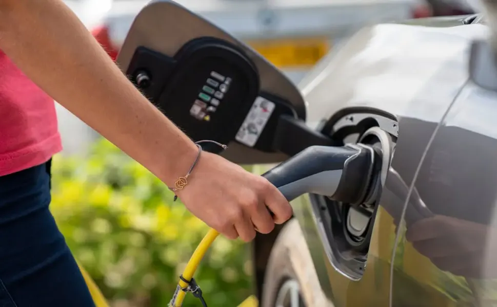 Fransa'da elektrikli araç şarj istasyonu desteği 12 bin euroya çıkarıldı