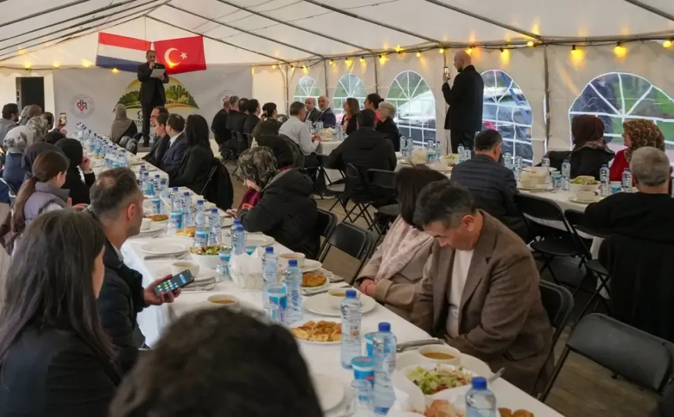 Den Haag’da HDV’ye bağlı camilerin düzenlediği iftar farklı kesimleri buluşturdu