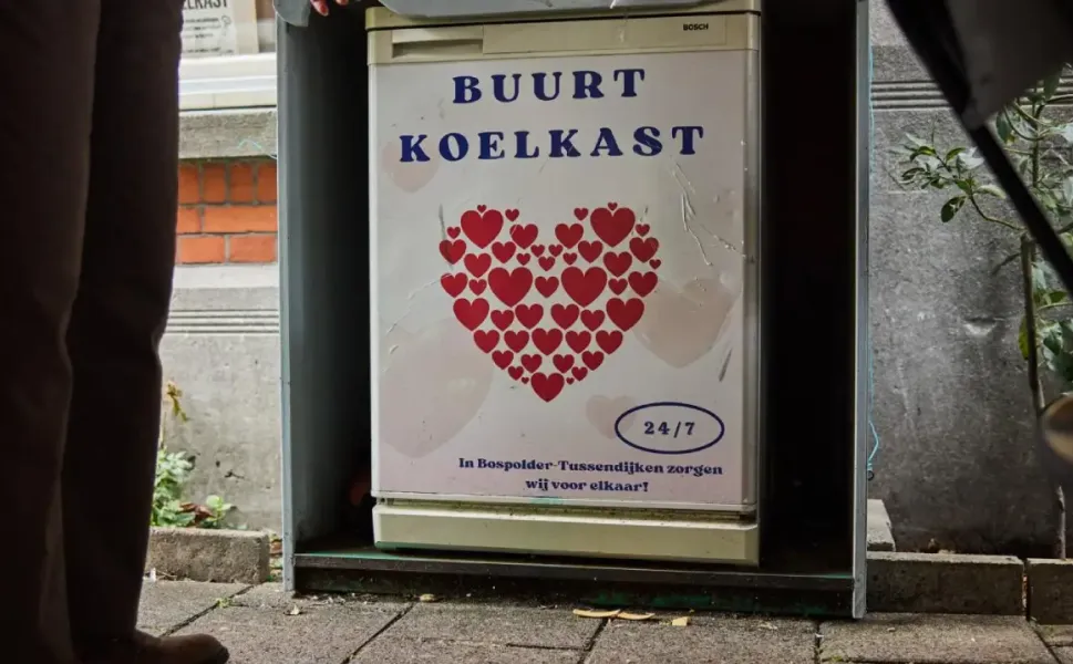 Rotterdam’da mahalle buzdolabı dayanışmasıyla ihtiyaç sahiplerine yiyecek paylaşılıyor