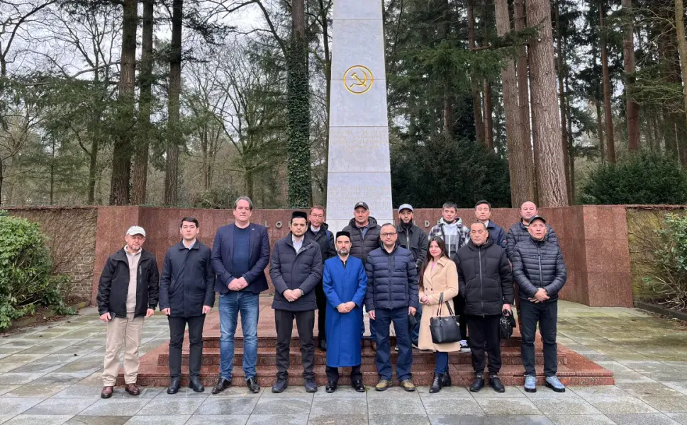 Özbekistan Dışişleri heyeti Hollanda’daki Özbeklerle bir araya geldi