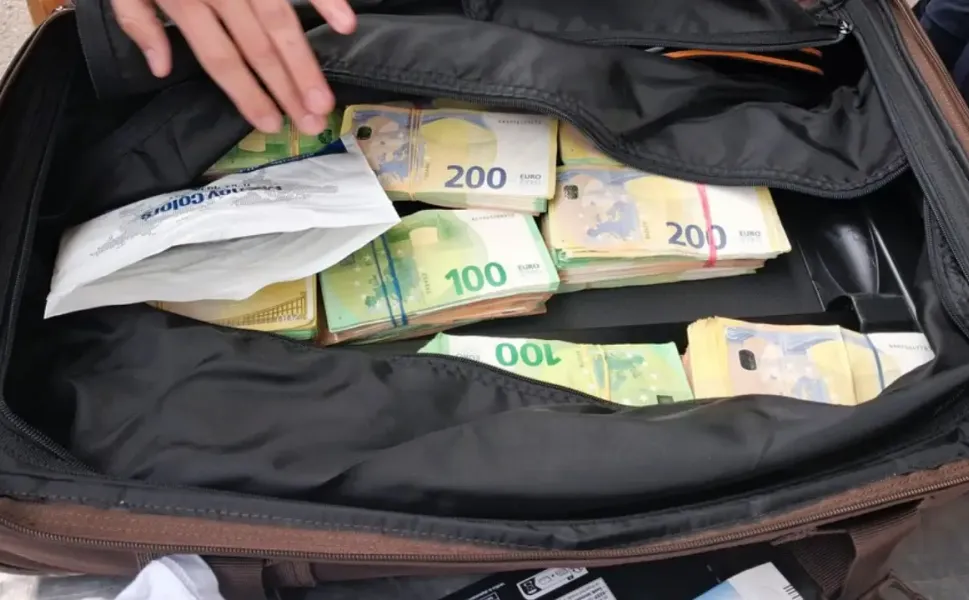 Sırbistan sınırında Türkiye’ye giden araçta 374 bin euro yakalandı