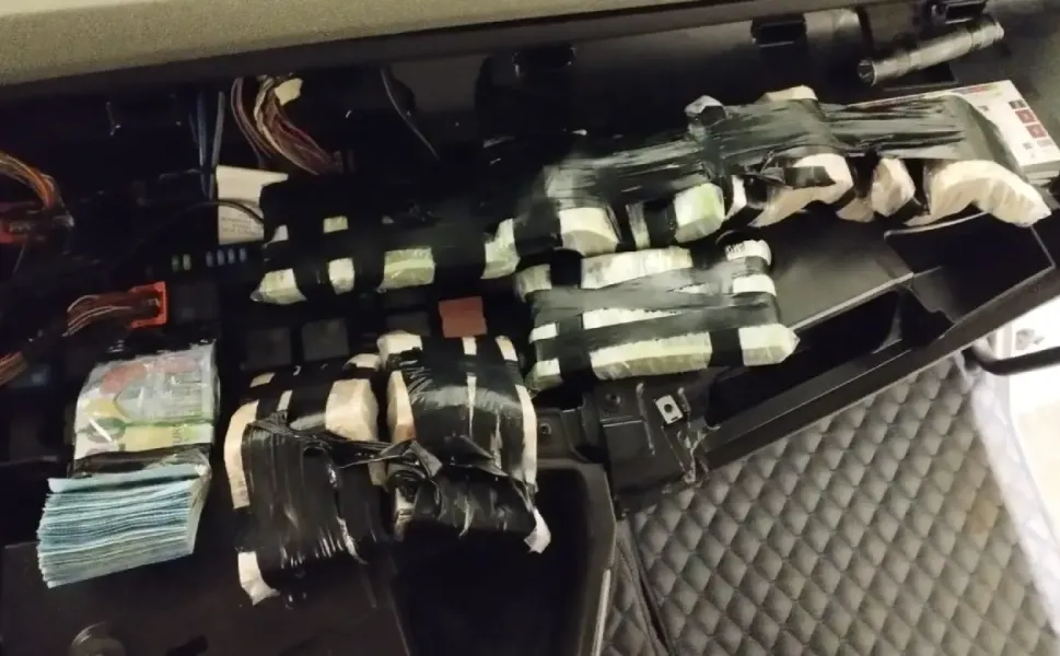 Bulgaristan sınırında Türk plakalı araçta 100 bin euro yakalandı