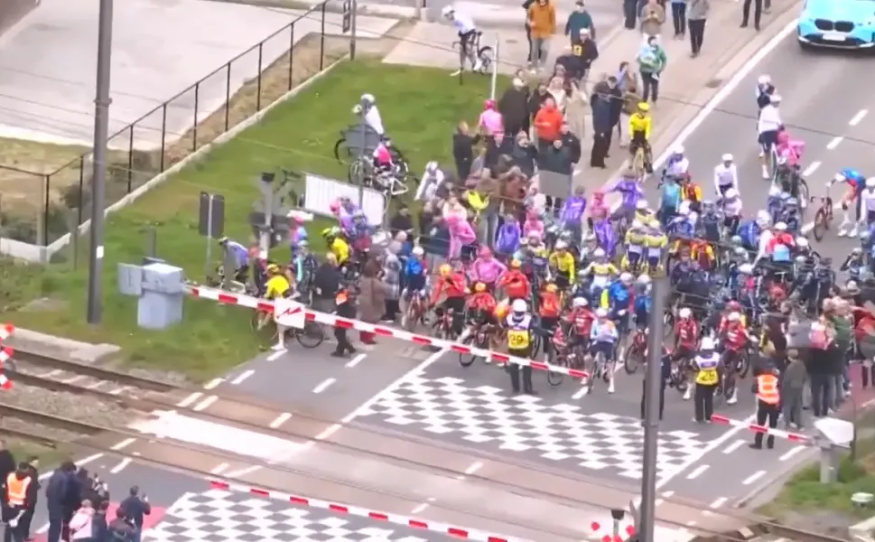 Belçika’da bisiklet turunda kırmızı ışıkta durmayan sporculara ceza kesilecek