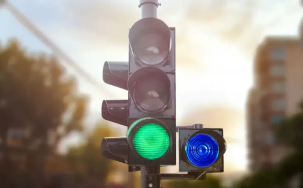 Belçika’da trafik ışıklarına yeni eklenen mavi renk ne anlama geliyor?