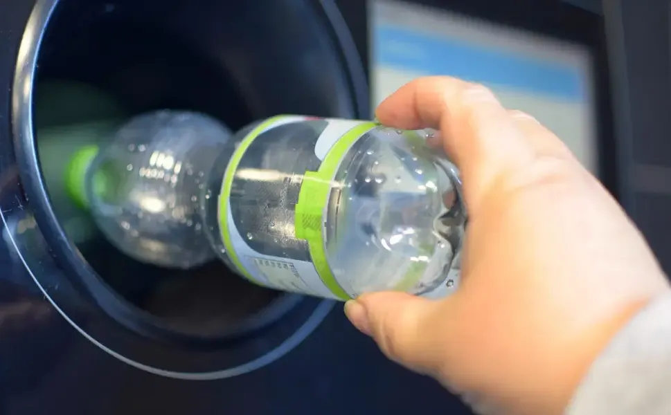 Hollanda’da otoyol dışındaki benzin istasyonlarına da depozito noktaları geliyor