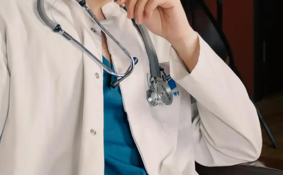 Fransa’da doktor gibi davranıp sahte rapor hazırlayan kişi tutuklandı