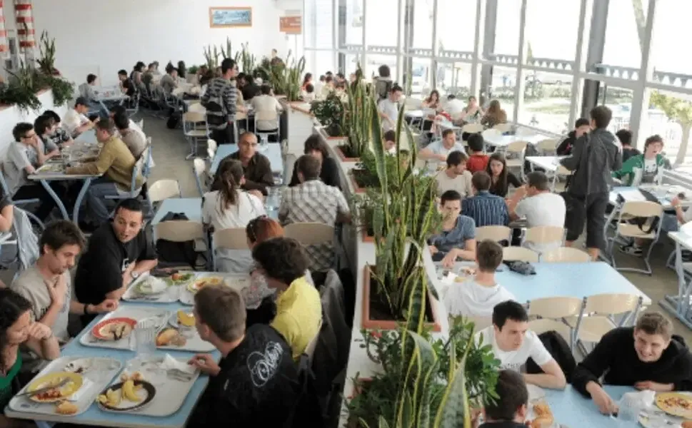 Fransa’da artık tüm öğrenciler 1 euroluk yemek uygulamasından yararlanacak
