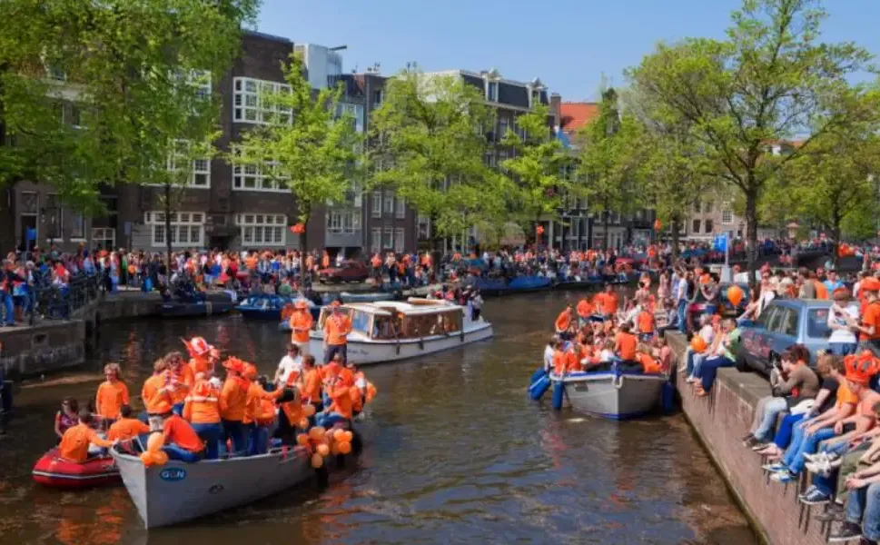 Hollanda’da Kral Günü'nde şehirler turuncuya büründü