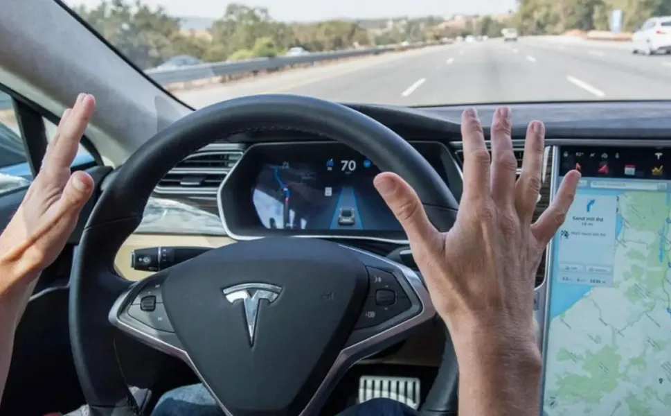 Avrupa’da bir ilk: Sürücüsüz Tesla Hollanda’da trafiğe çıktı