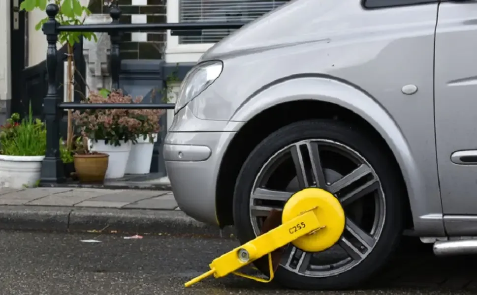 Amsterdam’da park ihlali yapan turistlerin araçlarına tekerlek kilidi geliyor