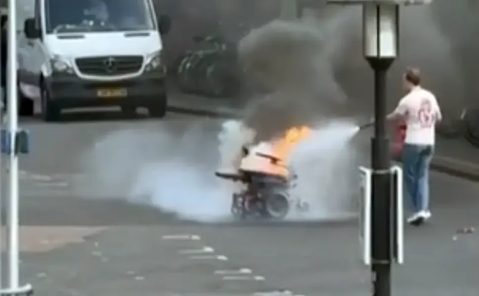 Utrecht’te tekerlekli sandalyedeki kişi ateşe verildi: İki şüpheli gözaltında