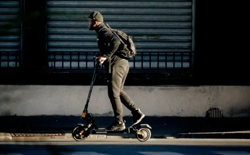Belçika'da elektrikli scooterlar için kask zorunluluğu geliyor