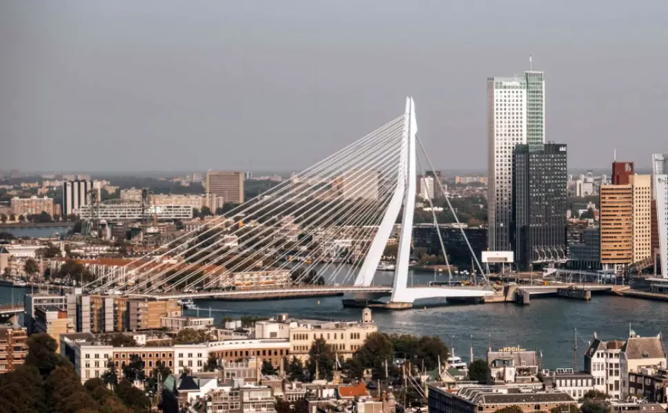 Rotterdam'daki Erasmus Köprüsü 5 hafta süreyle trafiğe kapatıldı