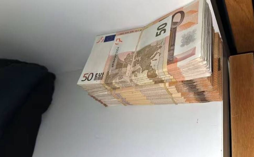 Hollanda’da bir evde 340 bin euro nakit para ve silah ele geçirildi