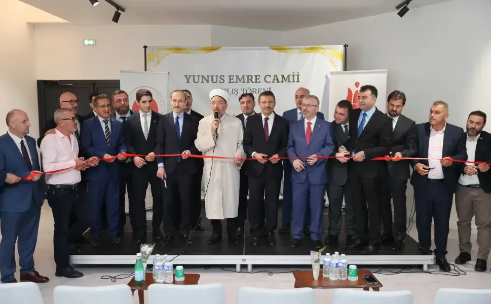 Paris Yunus Emre Camii dualarla ibadete açıldı
