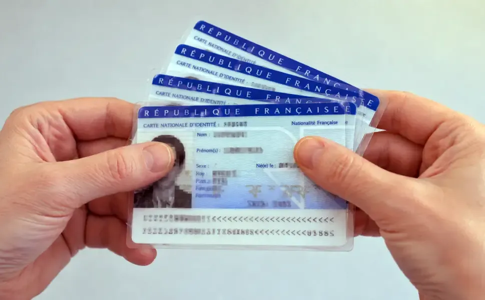 Fransa’da sahte evrakla pasaport çıkaran 5 kişi tutuklandı