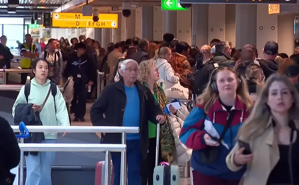 Schiphol’de dijital sınır kontrol sistemindeki arıza nedeniyle kuyruklar oluştu