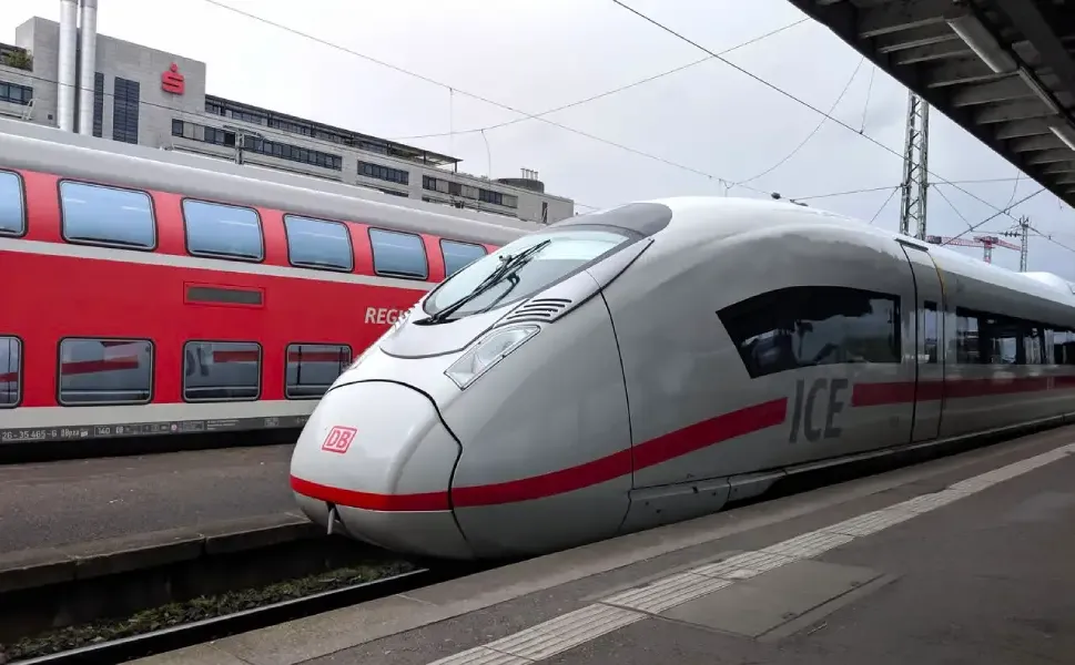Almanya'da yoğun kullanılan Berlin-Hamburg tren hattı yeniden açılıyor