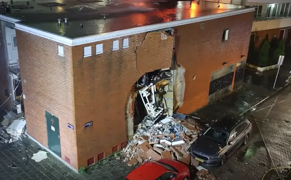 Amsterdam'da büyük patlama ve yangın: 7 kişi yaralandı, 400 kişi tahliye edildi