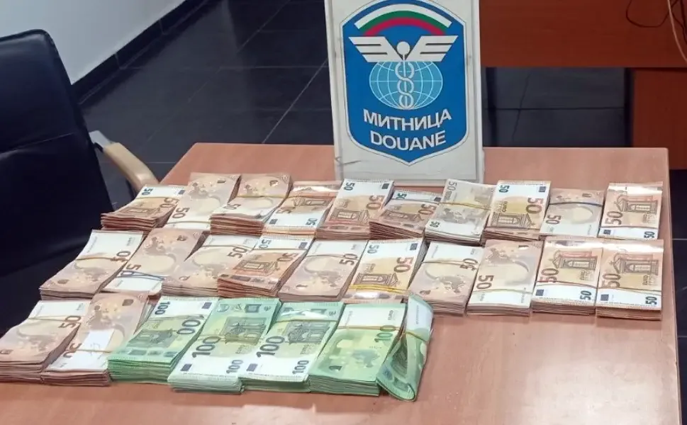 Bulgaristan sınırında iki araçta beyan edilmemiş 96 bin 850 euro bulundu