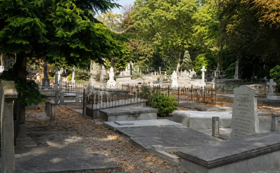 Den Haag’da mezarlardan değerli eşya çaldığı iddia edilen görevli yakalandı