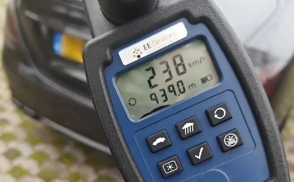 Hollanda'da 238 kilometre hız yapan sürücünün ehliyetine el konuldu