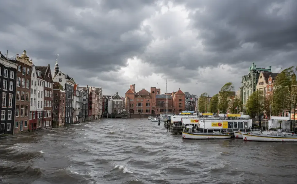Hollanda'da 36 derece sıcaklık ve fırtına uyarısı