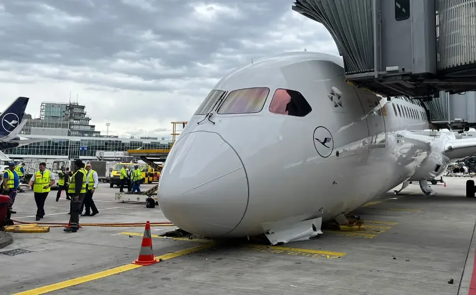 Frankfurt’ta Lufthansa uçağının burnu aniden çöktü: Yaralılar var