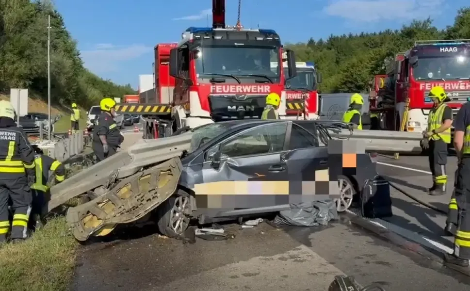 Avusturya’da bariyer otomobili delip geçti: 2 kişi hayatını kaybetti