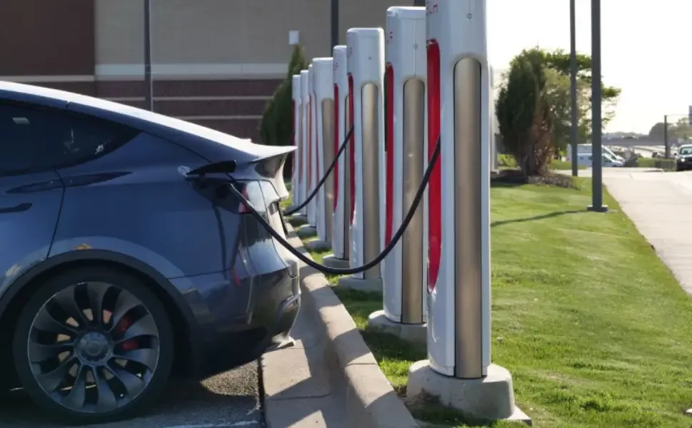 Fransa'da düşük gelirli hanelere 9 bin 500 euroya kadar elektrikli otomobil desteği