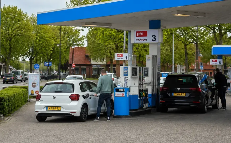 Hollanda’da benzinin litre fiyatı yeniden 2,55 euroya çıktı