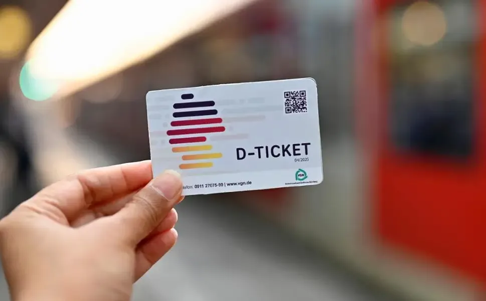 Kuzey Ren Westfalya’da 1,5 milyon kişiye ücretsiz Deutschlandticket için adım atıldı