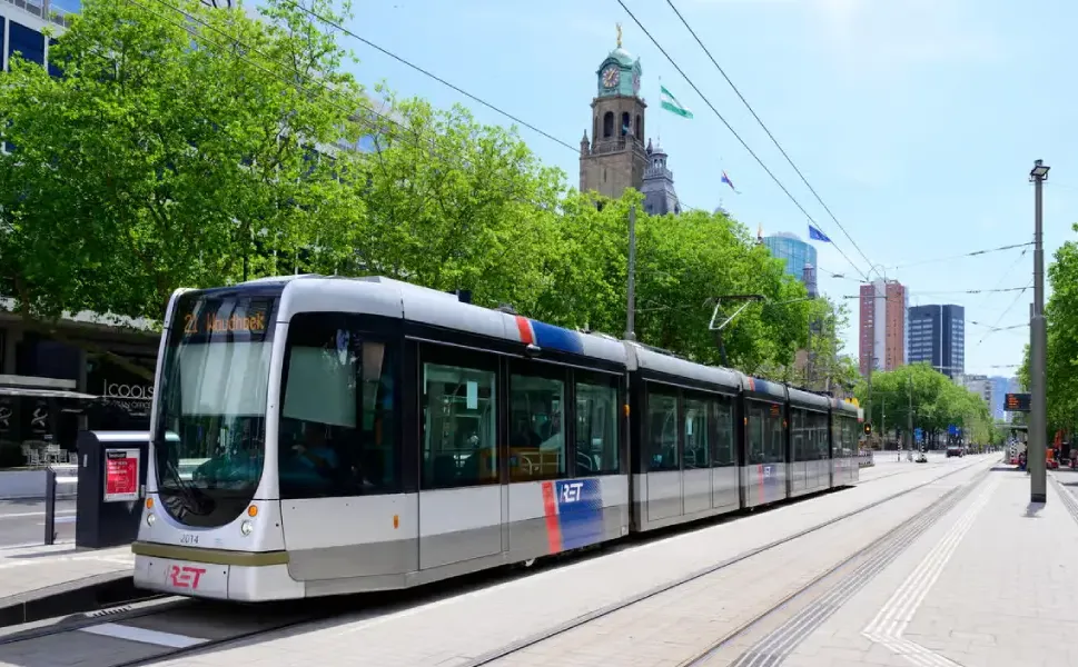 Rotterdam’da yaşlıların ücretsiz ulaşım hakkı için imza kampanyası başlatıldı