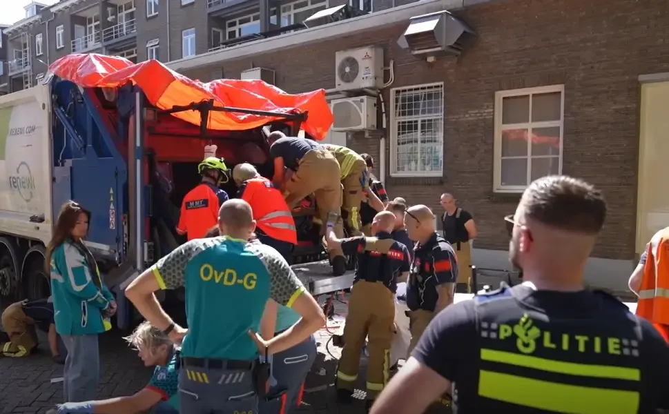 Rotterdam'da çöp kamyonunda sıkışan kişi ağır yaralandı