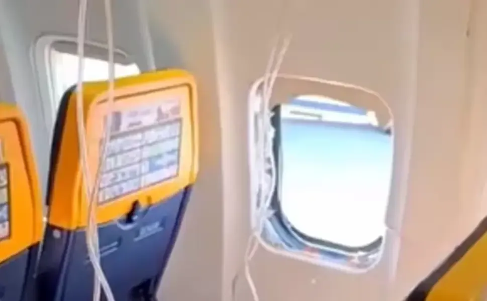 RyanAir uçuşunda cam kırıldı, dışarı çekilen yolcu son anda kurtarıldı