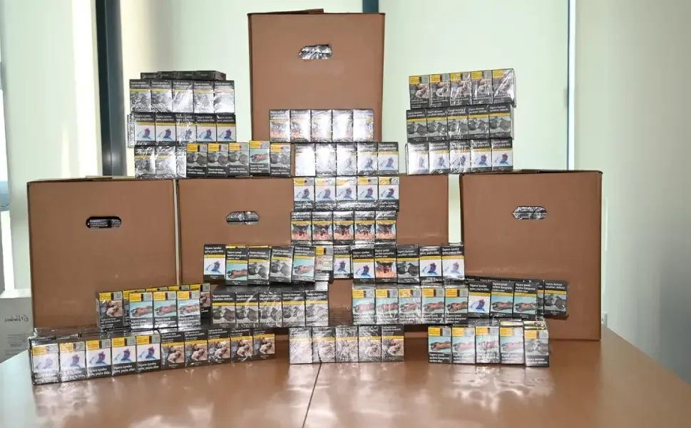 Türkiye’den gelen Hollandalı yolcunun bagajından 3 bin 581 paket sigara çıktı