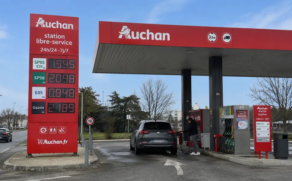 Fransa'da dar gelirli çalışanlara 100 euro yakıt desteği için süre uzatıldı