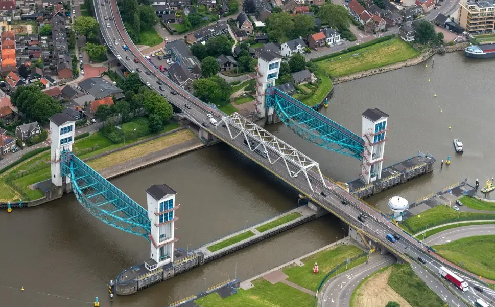 Hollanda’da günlük 47 bin aracın kullandığı Algera Köprüsü trafiğe kapatıldı
