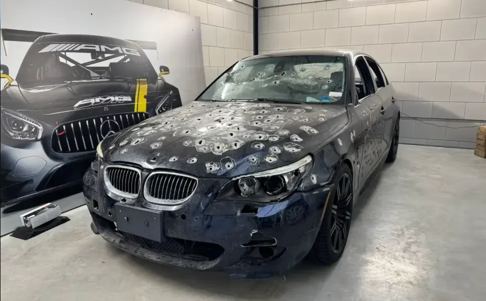 Hollanda'da üzerinde onlarca kurşun izi bulunan BMW 55 bin euroya satışa çıktı
